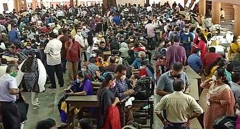 തിരുവനന്തപുരം പട്ടം സെന്റ് മേരീസ് സ്‌കൂളില്‍ പോളിങ് സാമഗ്രികളുടെ വിതരണം പുരോഗമിക്കുന്നു