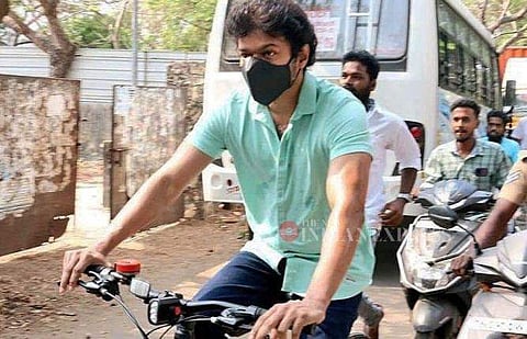 ബൂത്തിലേക്ക് സൈക്കിളിൽ വരുന്ന വിജയ്/ എക്സ്പ്രസ് ഫോട്ടോ