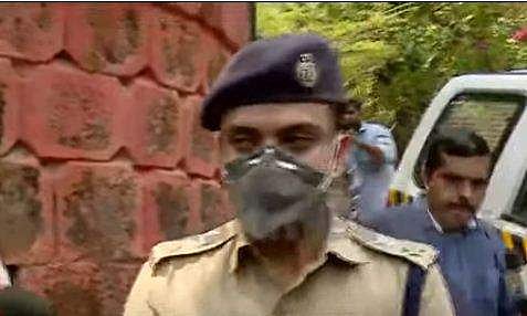 ആര്‍ ഇളങ്കോവന്‍ മാധ്യമങ്ങളോടു സംസാരിക്കുന്നു/ടിവി ചിത്രം