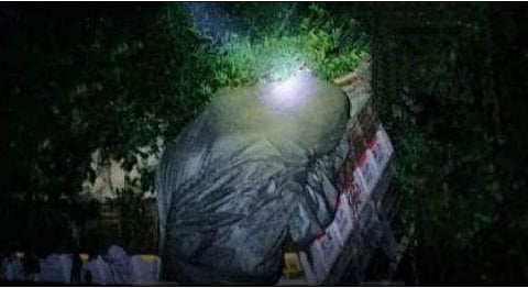 ലോറി അപകടത്തില്‍പ്പെട്ട നിലയില്‍ / ടെലിവിഷന്‍ ചിത്രം