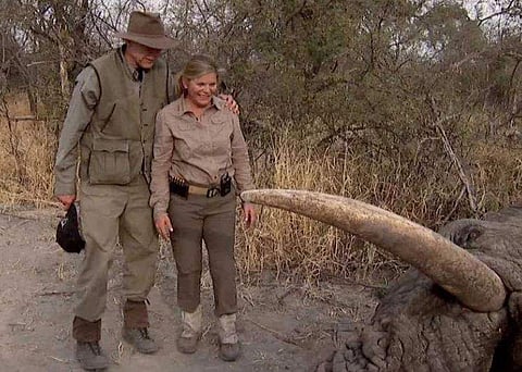 വിനോദത്തിനായി ആന വേട്ട; വംശനാശ ഭീഷണി നേരിടുന്ന ആഫ്രിക്കൻ ആനകളെ വെടിവച്ച് കൊന്ന് ദമ്പതികൾ; ദൃശ്യങ്ങൾ ചോർന്നു (വീഡിയോ)