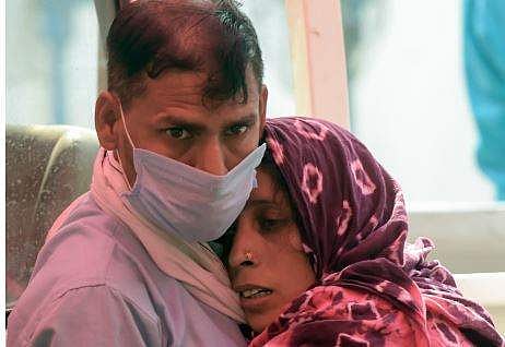 ഡല്‍ഹിയിലെ ഗുരുദ്വാരയില്‍ ഓക്‌സിജന്‍ സ്വീകരിച്ച കോവിഡ് ബാധിത ബന്ധുവിനൊപ്പം/പിടിഐ