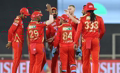 വിക്കറ്റ് നേട്ടം ആഘോഷിക്കുന്ന പഞ്ചാബ് താരങ്ങൾ