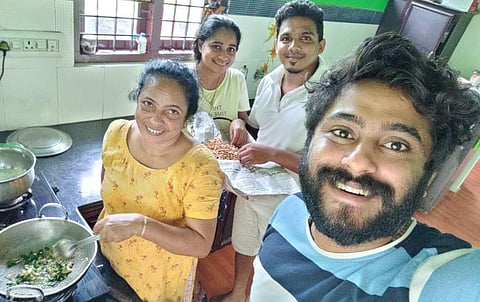 കുടുംബത്തിനൊപ്പം ആന്റണി വർ​ഗീസ്/ ഫേയ്സ്ബുക്ക്