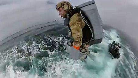 ജെറ്റ് സ്യൂട്ട് ഉപയോഗിച്ച് പറക്കുന്ന നാവിക ഉദ്യോഗസ്ഥന്‍