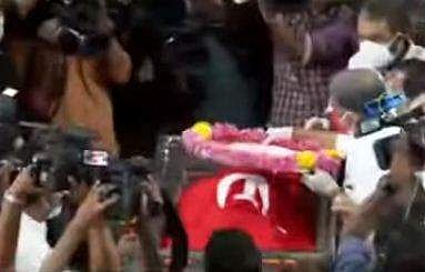 സിപിഎം സംസ്ഥാന സെക്രട്ടറി എ വിജയരാഘന്‍ ഗൗരിയമ്മയ്ക്ക് അന്ത്യാജ്ഞലി അര്‍പ്പിക്കുന്നു / ടെലിവിഷന്‍ ചിത്രം