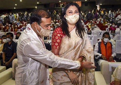 അസം മുഖ്യമന്ത്രി ഹിമന്ത ഭാര്യയ്‌ക്കൊപ്പം/ ചിത്രം പിടിഐ