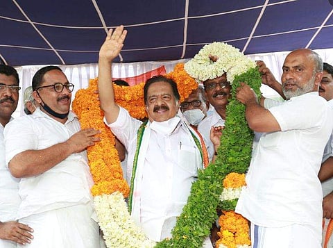 രമേശ് ചെന്നിത്തല തെരഞ്ഞെടുപ്പ് പ്രചാരണത്തിനിടെ / ട്വിറ്റര്‍ ചിത്രം