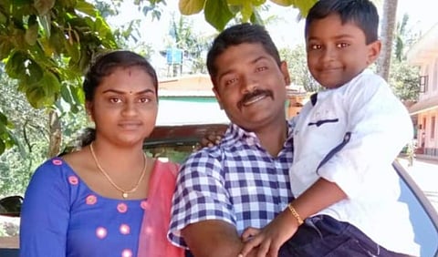 സൗമ്യ ഭർത്താവ് സന്തോഷിനും മകൻ അഡോണിനുമൊപ്പം/ ട്വിറ്റർ