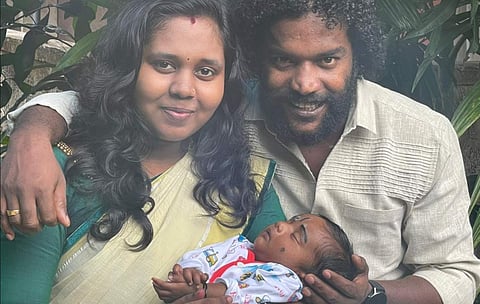 മണികണ്ഠൻ ആചാരി ഭാര്യ അഞ്ജലിക്കും മകൻ ഇസൈക്കുമൊപ്പം/ ഫേയ്സ്ബുക്ക്