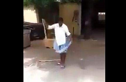 പാമ്പിനെ പിടിച്ച് ലുങ്കിയിലാക്കുന്ന യുവാവ്