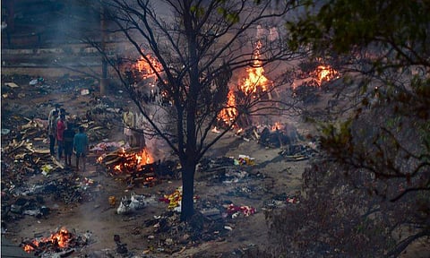 ബംഗളൂരുവില്‍ കോവിഡ് ബാധിച്ചുമരിച്ചവരെ സംസ്‌കരിക്കുന്നു/പിടിഐ