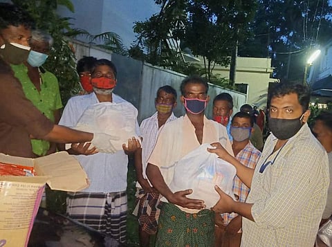 അതിഥി തൊഴിലാളികൾക്ക് ഭക്ഷ്യക്കിറ്റ് കൈമാറുന്നു