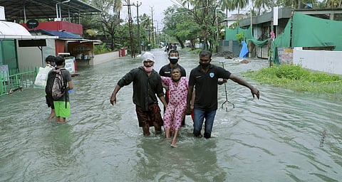 കൊച്ചിയില്‍ വീടുകളില്‍ വെള്ളം കയറിയവരെ ക്യാമ്പുകളിലേക്ക് മാറ്റുന്നു/ ചിത്രം: പിടിഐ