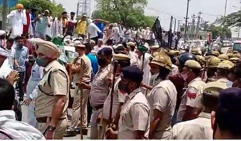 ഹരിയാനയില്‍ കര്‍ഷകര്‍ മുഖ്യമന്ത്രിയെ തടഞ്ഞു; ലാത്തിച്ചാര്‍ജും കണ്ണീര്‍ വാതകവും പ്രയോഗിച്ചു; നിരവധി പേര്‍ക്ക് പരിക്ക്