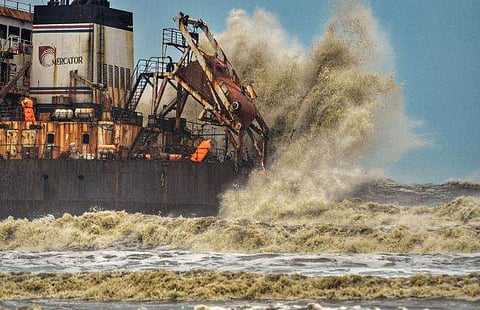 ചുഴലിക്കാറ്റിന്റെ പ്രഭാവത്തില്‍ മംഗലൂരുവിലെ കടല്‍ക്ഷോഭം/ പിടിഐ