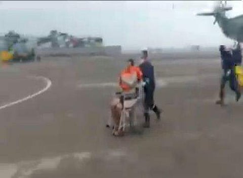 ചുഴലിക്കാറ്റില്‍ മുങ്ങിയ ബാര്‍ജില്‍ നിന്ന് ജീവനക്കാരെ രക്ഷപ്പെടുത്തി കൊണ്ടുവരുന്നു, എഎന്‍ഐ