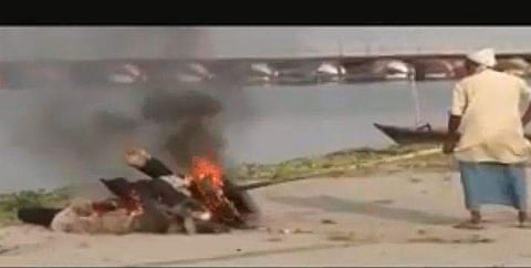 ടയറുകള്‍ കൂട്ടത്തോടെയിട്ട് കത്തിച്ച് ശവസംസ്‌കാരം