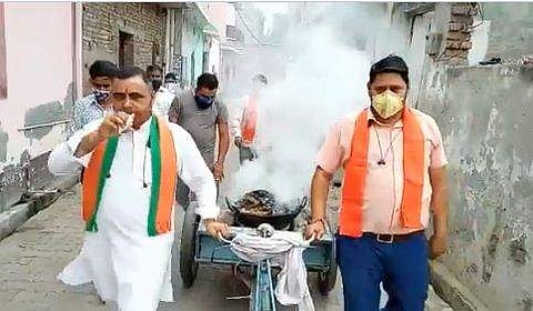 തെരുവില്‍ കോവിഡിനെ തുരത്താന്‍ പുകയ്ക്കുന്ന ബിജെപി നേതാവ്