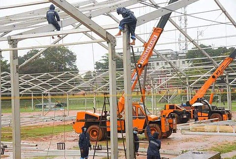 സത്യപ്രതിജ്ഞ ചടങ്ങിനുള്ള പന്തല്‍ നിര്‍മ്മിക്കുന്ന തൊഴിലാളികള്‍