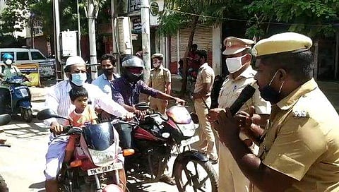 പാട്ട് പാടി കോവിഡ് ബോധവത്കരണം നടത്തുന്ന പൊലീസ് ഉദ്യോഗസ്ഥന്‍