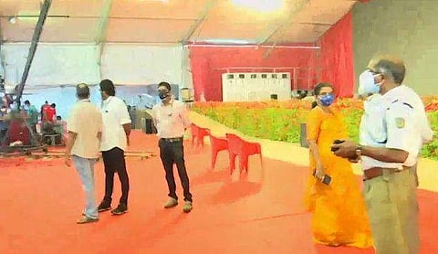 സെന്‍ട്രല്‍ സ്റ്റേഡിയത്തിലെ ഒരുക്കങ്ങള്‍, ടെലിവിഷന്‍ ചിത്രം