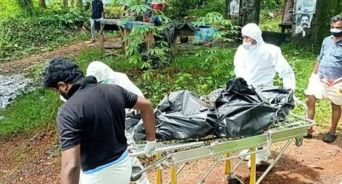 സിഐയും നാട്ടുകാരും മൃതദേഹം മാറ്റുന്നു