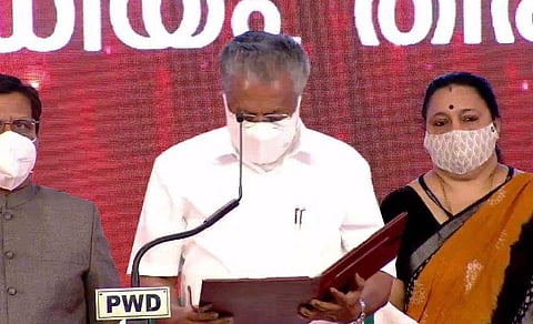 പിണറായി വിജയന്‍ മുഖ്യമന്ത്രിയായി സത്യപ്രതിജ്ഞ ചെയ്യുന്നു