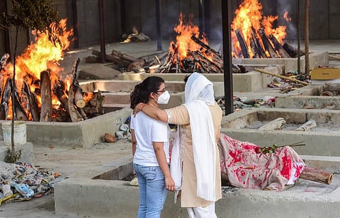 കൊവിഡ് ബാധിച്ചു മരിച്ച ബന്ധുവിനെ ദഹിപ്പിക്കാനായി ശ്മശാനത്തില്‍ എത്തിച്ച് ഊഴം കാത്തു നില്‍ക്കുന്നവര്‍/ ഫോട്ടോ: കമല്‍ കിഷോര്‍/ പിടിഐ