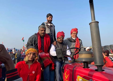 കര്‍ഷക സമരത്തിന് പിന്തുണ നല്‍കി ഡല്‍ഹിയില്‍ സമരം ചെയ്യുന്നവര്‍ക്കൊപ്പം ട്രാക്ടര്‍ ഓടിക്കുന്ന കെകെ രാഗേഷ്