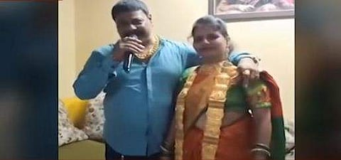 മുട്ടു വരെ നീളമുള്ള നെക്‌ലേസ് അണിഞ്ഞ് സ്ത്രീ, ടെലിവിഷന്‍ ചിത്രം