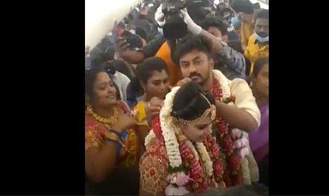 വിമാനത്തില്‍ വച്ച് കോവിഡ് മാനദണ്ഡങ്ങള്‍ ലംഘിച്ച് നടന്ന വിവാഹം