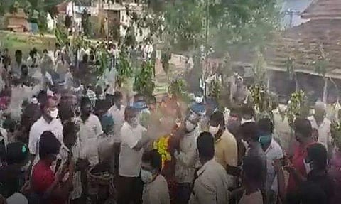 കോവിഡ് പ്രോട്ടോക്കോള്‍ ലംഘിച്ച് തടിച്ചുകൂടിയ വിശ്വാസികള്‍