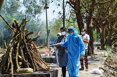 കോവിഡ് രോഗിയുടെ മൃതദേഹം ബന്ധുക്കള്‍ സംസ്‌കരിക്കുന്നു
