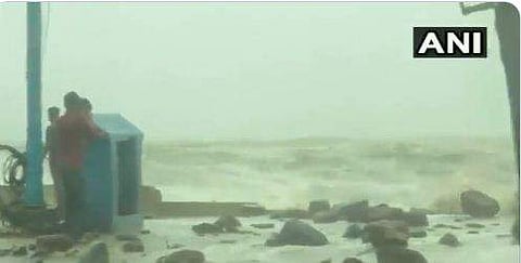 യാസ് ചുഴലിക്കാറ്റിനെ തുടര്‍ന്ന് തിരമാല ഉയരുന്നു