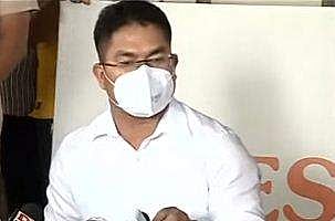 ലക്ഷദ്വീപ്  കലക്ടര്‍ വാര്‍ത്താ സമ്മേളനം നടത്തുന്നതിനിടെ