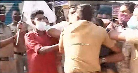 എറണാകുളത്ത് ലക്ഷദ്വീപ് കളക്ടര്‍ക്കെതിരെ പ്രതിഷേധം നടത്തുന്ന എഐവൈഎഫ് പ്രവര്‍ത്തകര്‍