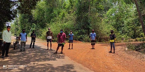 മാവിന മാനേ ഗ്രാമാതിര്‍ത്തിയില്‍ കാവല്‍ നില്‍ക്കുന്ന കര്‍മ സേന അംഗങ്ങള്‍/എക്‌സ്പ്രസ്