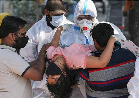 ജമ്മുവില്‍ കോവിഡ് ബാധിച്ച് മരിച്ച യുവതിയെ ബന്ധുക്കള്‍ സംസ്‌കരിക്കാനായി കൊണ്ടുപോകുന്നു - പിടിഐ