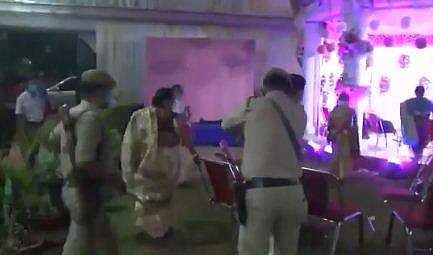 കല്യാണവേദിയില്‍ നിന്ന് അതിഥികളെ ഒഴിപ്പിക്കുന്ന പൊലീസ്,  ടെലിവിഷന്‍ ചിത്രം
