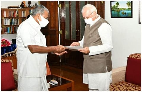 ിണറായി വിജയന്‍ ഗവര്‍ണര്‍ക്ക് രാജിക്കത്ത് നല്‍കുന്നു/ ഫെയ്‌സ്ബുക്ക്‌