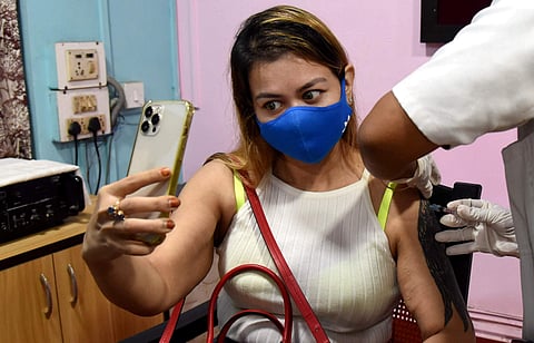 വാക്‌സിന്‍ സ്വീകരിക്കുന്നു, ഫയല്‍ ചിത്രം