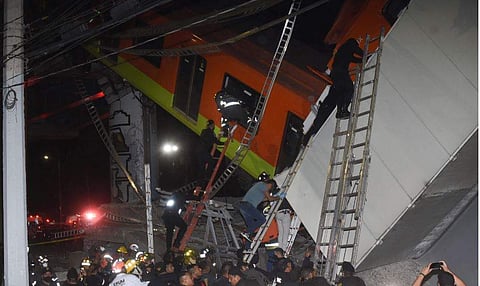 മെട്രോ തകര്‍ന്നുവീണുണ്ടായ അപകടത്തില്‍ രക്ഷാപ്രവര്‍ത്തനം പുരോഗമിക്കുന്നു/എപി