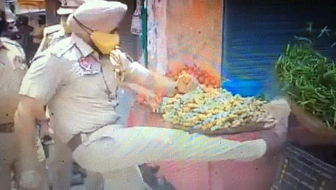 പൊലീസ് പച്ചക്കറി ചവിട്ടിത്തെറിപ്പിക്കുന്ന വിഡിയോ ദൃശ്യം