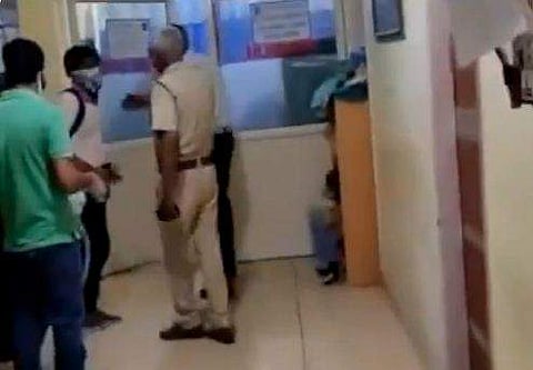 ഐസിയുവിലേക്ക് പ്രവേശിക്കുന്ന ബന്ധുക്കള്‍