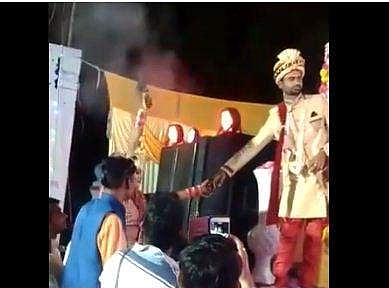 വിവാഹ പന്തലിലേക്ക് കയറുന്നതിനിടെ വധു മുകളിലോട്ട് വെടിയുതിര്‍ക്കുന്നു