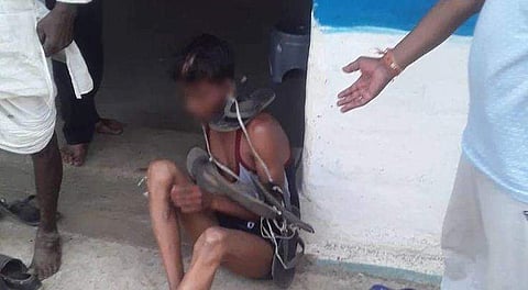 യുവാവിനെ കഴുത്തില്‍ ചെരുപ്പ് മാലയിട്ടതിന്റെ ദൃശ്യങ്ങള്‍