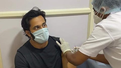 കോവിഡ് വാക്സിൻ സ്വീകരിക്കുന്ന ഉണ്ണി മുകുന്ദൻ/ ഫേയ്സ്ബുക്ക്