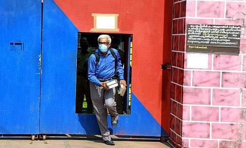 മുഖ്യമന്ത്രി പിണറായി വിജയന്റെ പ്രിൻസിപ്പൽ സെക്രട്ടറി എം ശിവശങ്കരൻ ജാമ്യം ലഭിച്ച ശേഷം കാക്കനാട് ജില്ലാ ജയിലിൽ നിന്ന് പുറത്തു വരുന്നു