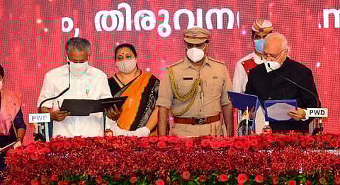 2021 മെയ് 20ന് ​ഗവർണർ ആരിഫ് മു​ഹമ്മദ് ഖാന് മുന്നിൽ പിണറായി വിജയൻ സത്യപ്രതിജ്ഞ ചെയ്യുന്നു
